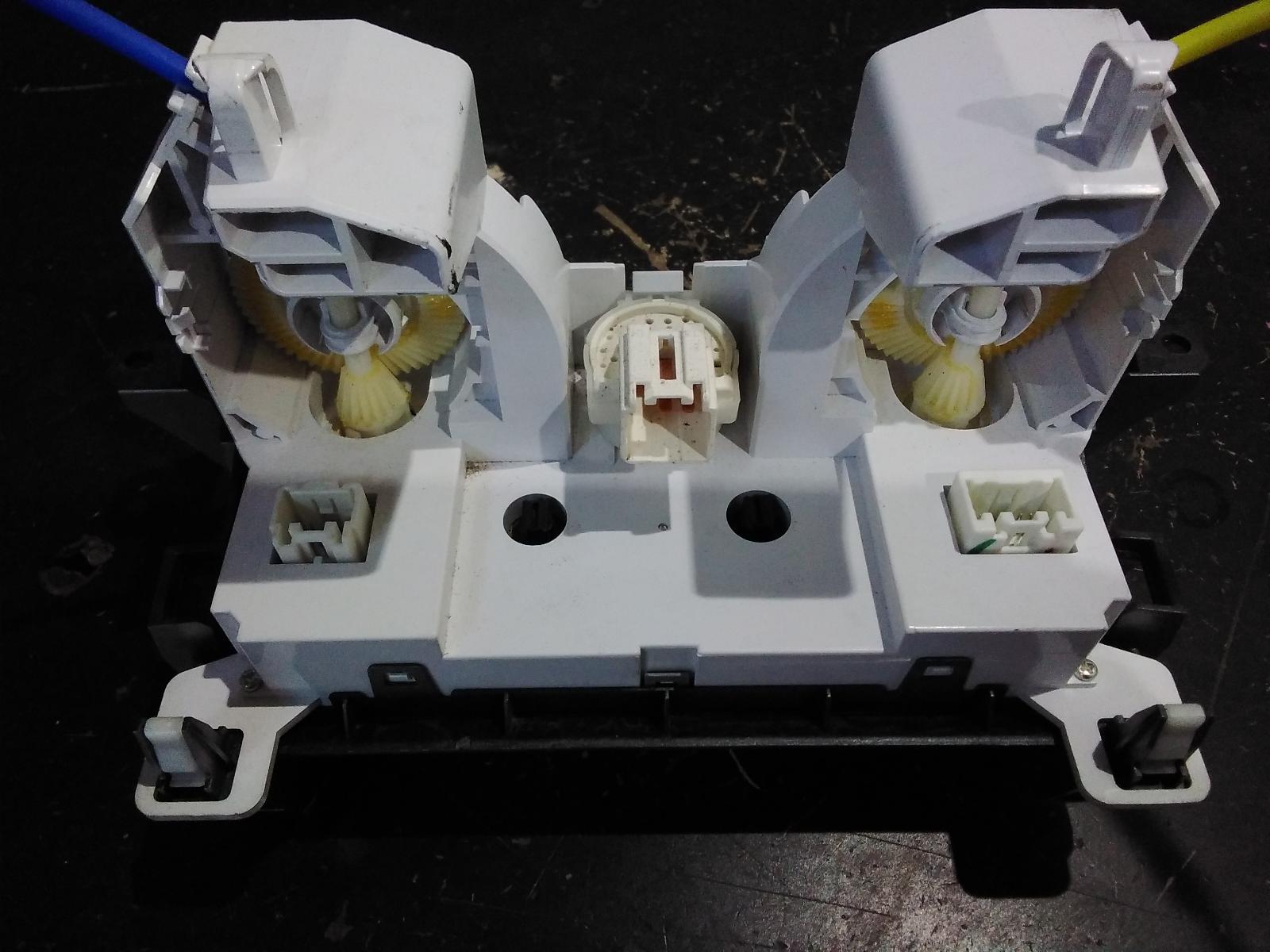 View Auto part Heater/Ac Controls Mazda 3 2009